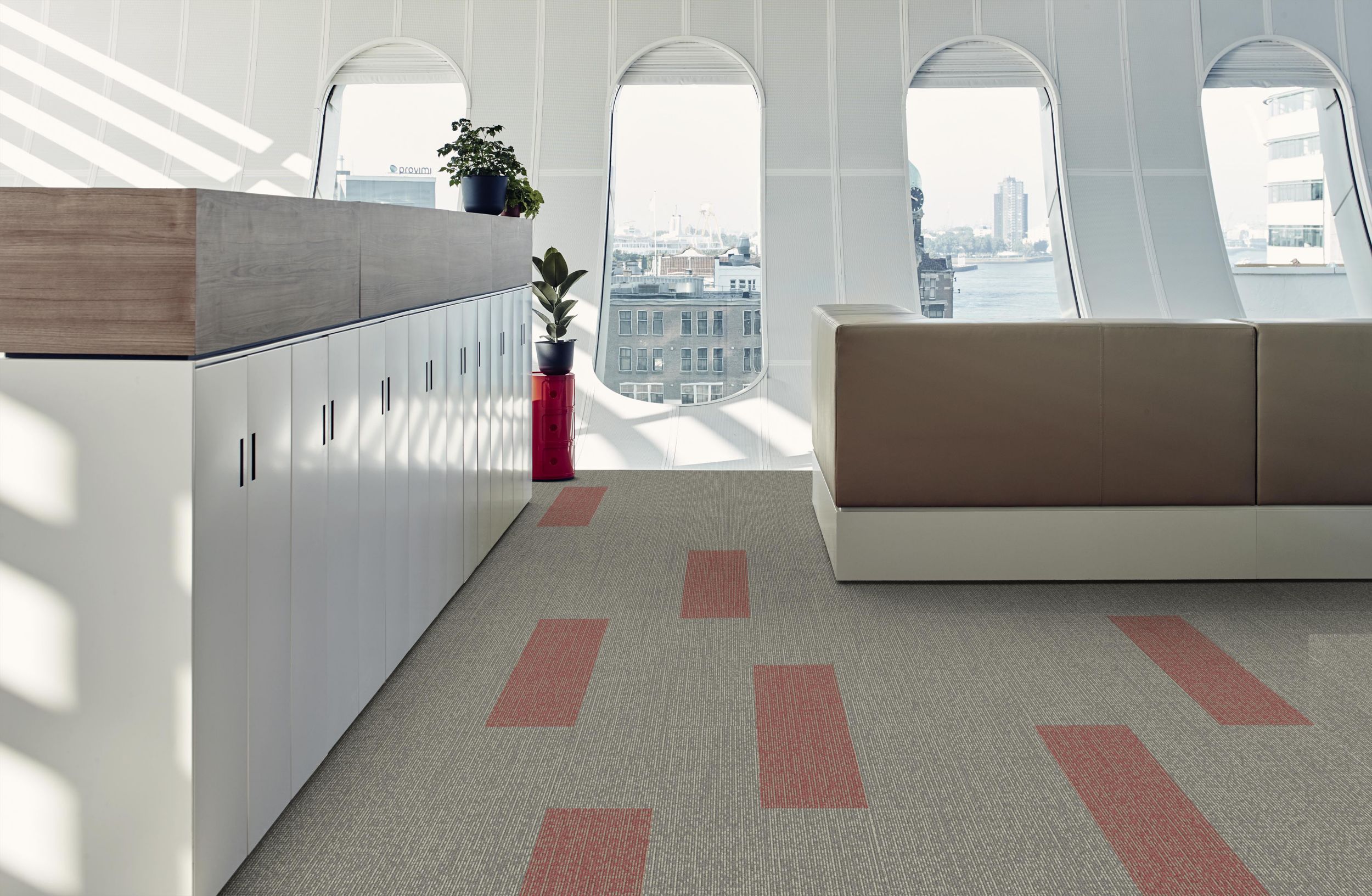 Interface Sashiko Stitch plank carpet tile in workspace with cubicles afbeeldingnummer 9